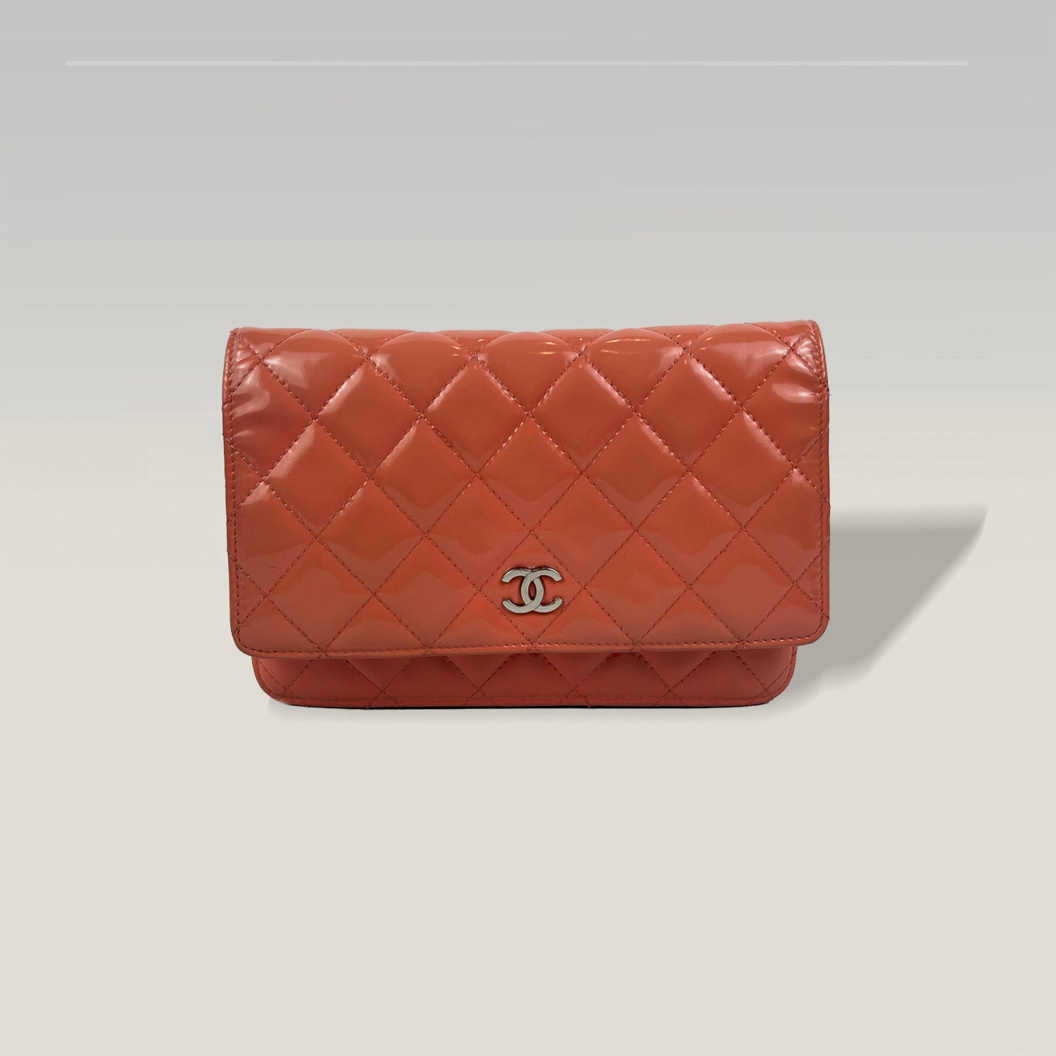 Chanel Wallet on Chain in vernice rosa – hardware argentato