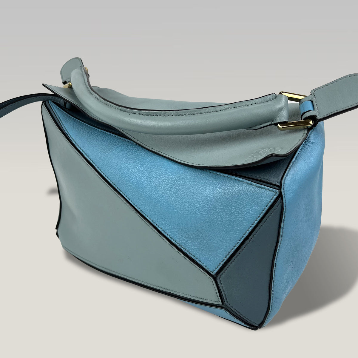 Loewe Puzzle Medium in Pelle Color Block Azzurra e Grigia con Tracolla