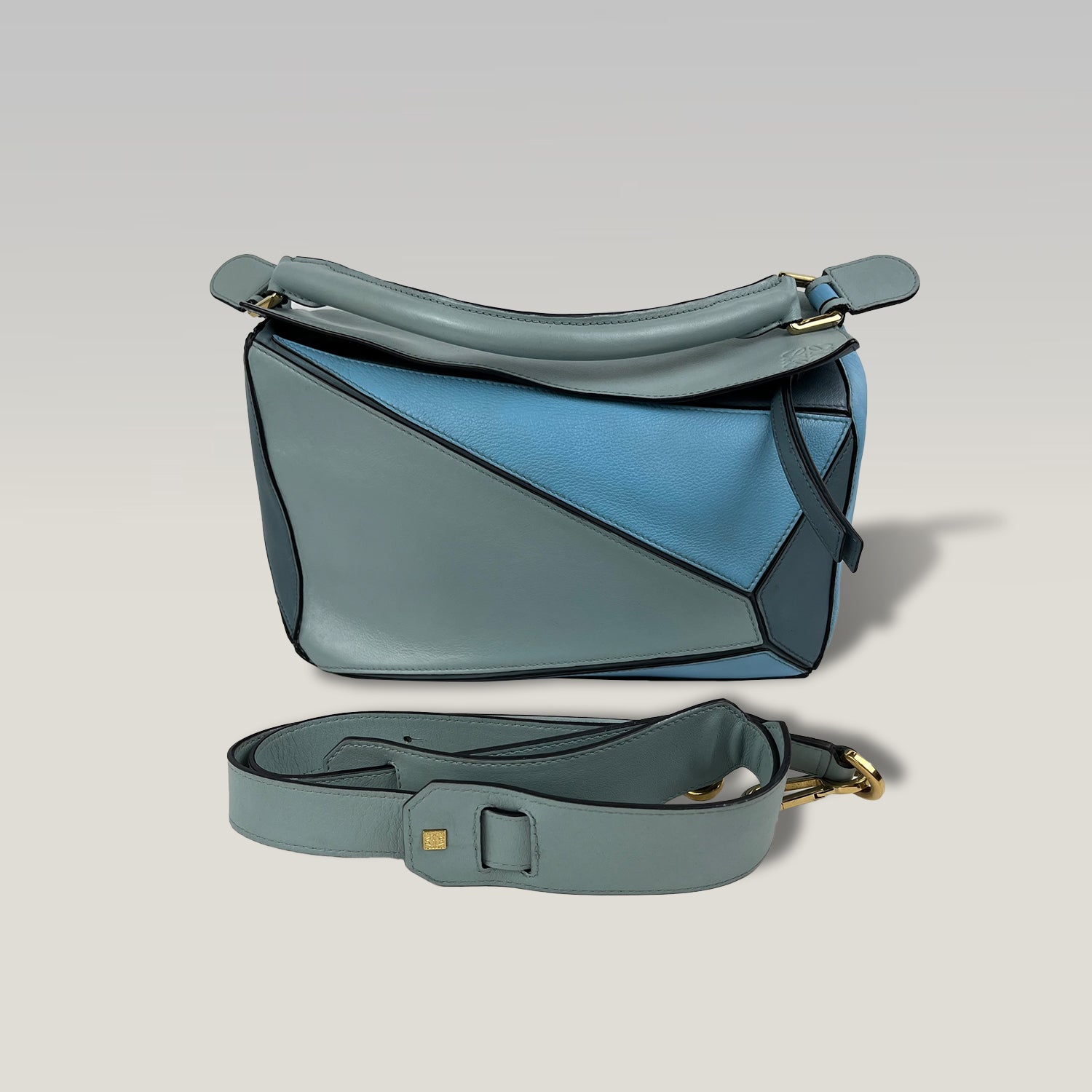 Loewe Puzzle Medium in Pelle Color Block Azzurra e Grigia con Tracolla