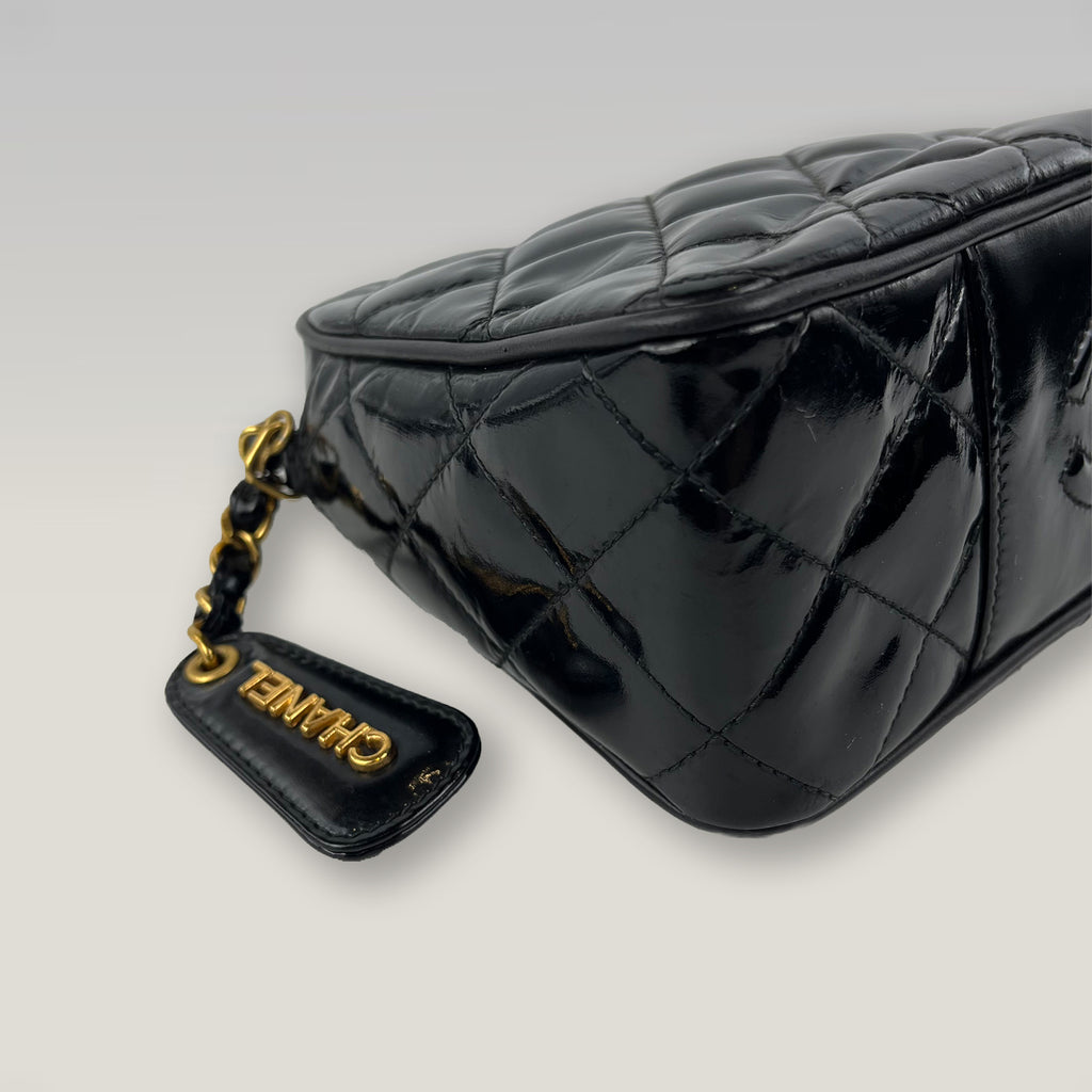 Chanel Vintage Timeless Camera Bag 20 in Pelle Verniciata Trapuntata Nera con Catena Dorata – Borsa a Spalla Donna
