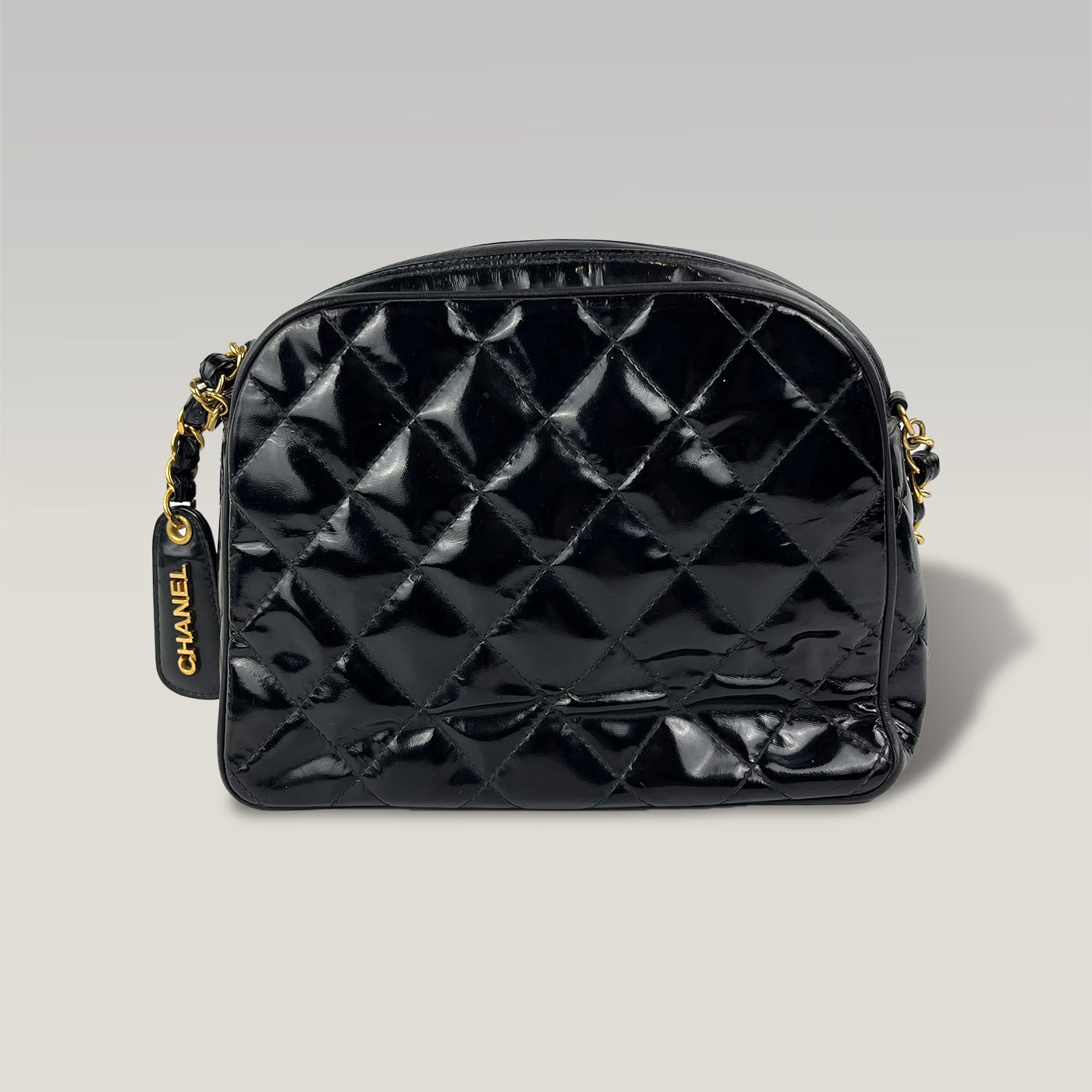 Chanel Vintage Timeless Camera Bag 20 in Pelle Verniciata Trapuntata Nera con Catena Dorata – Borsa a Spalla Donna