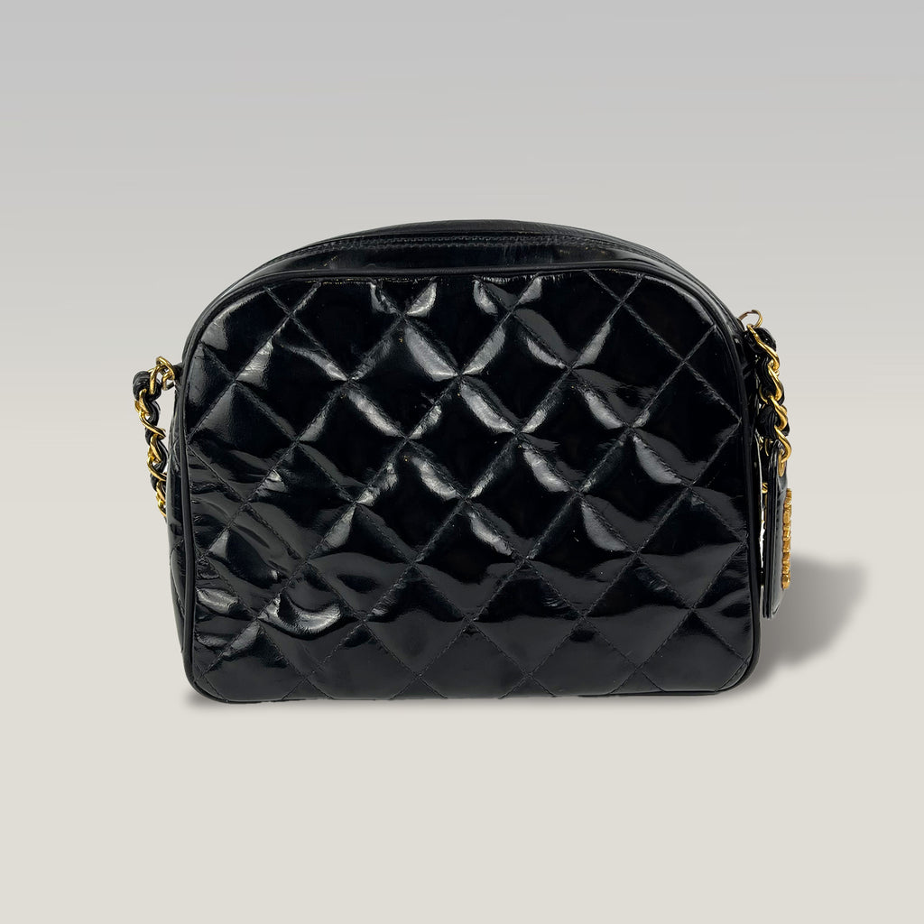 Chanel Vintage Timeless Camera Bag 20 in Pelle Verniciata Trapuntata Nera con Catena Dorata – Borsa a Spalla Donna