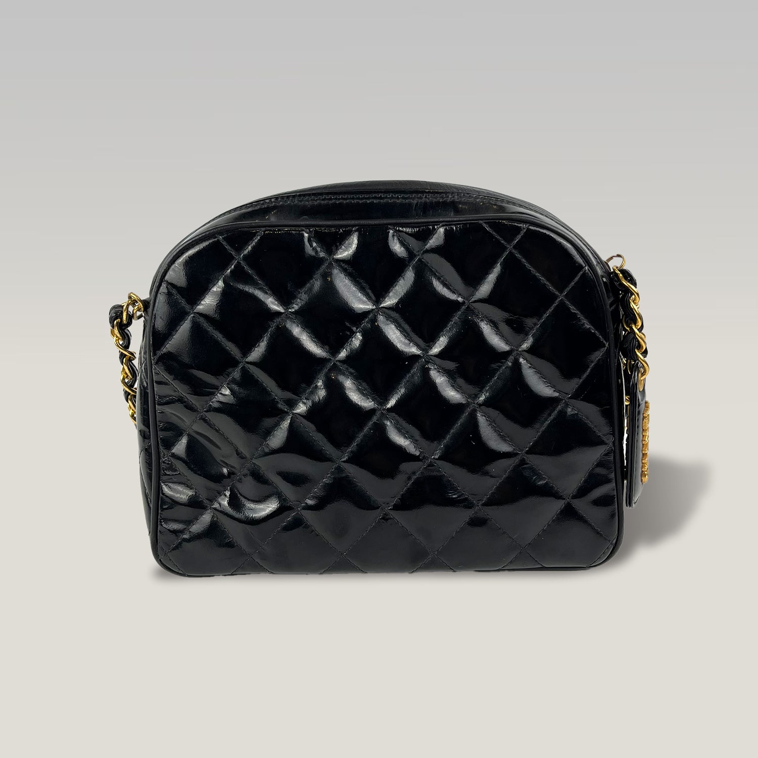 Chanel Vintage Timeless Camera Bag 20 in Pelle Verniciata Trapuntata Nera con Catena Dorata – Borsa a Spalla Donna
