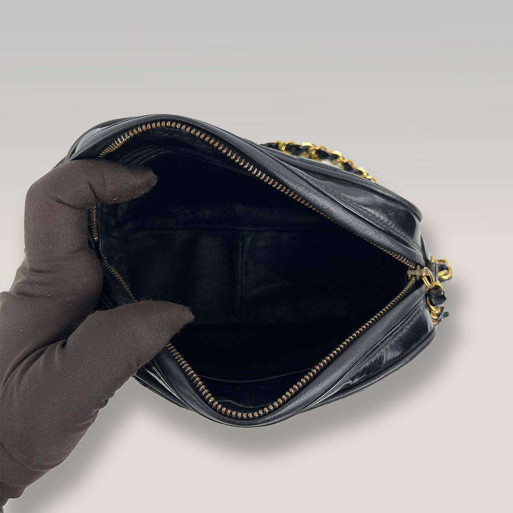 Chanel Vintage Timeless Camera Bag 20 in Pelle Verniciata Trapuntata Nera con Catena Dorata – Borsa a Spalla Donna