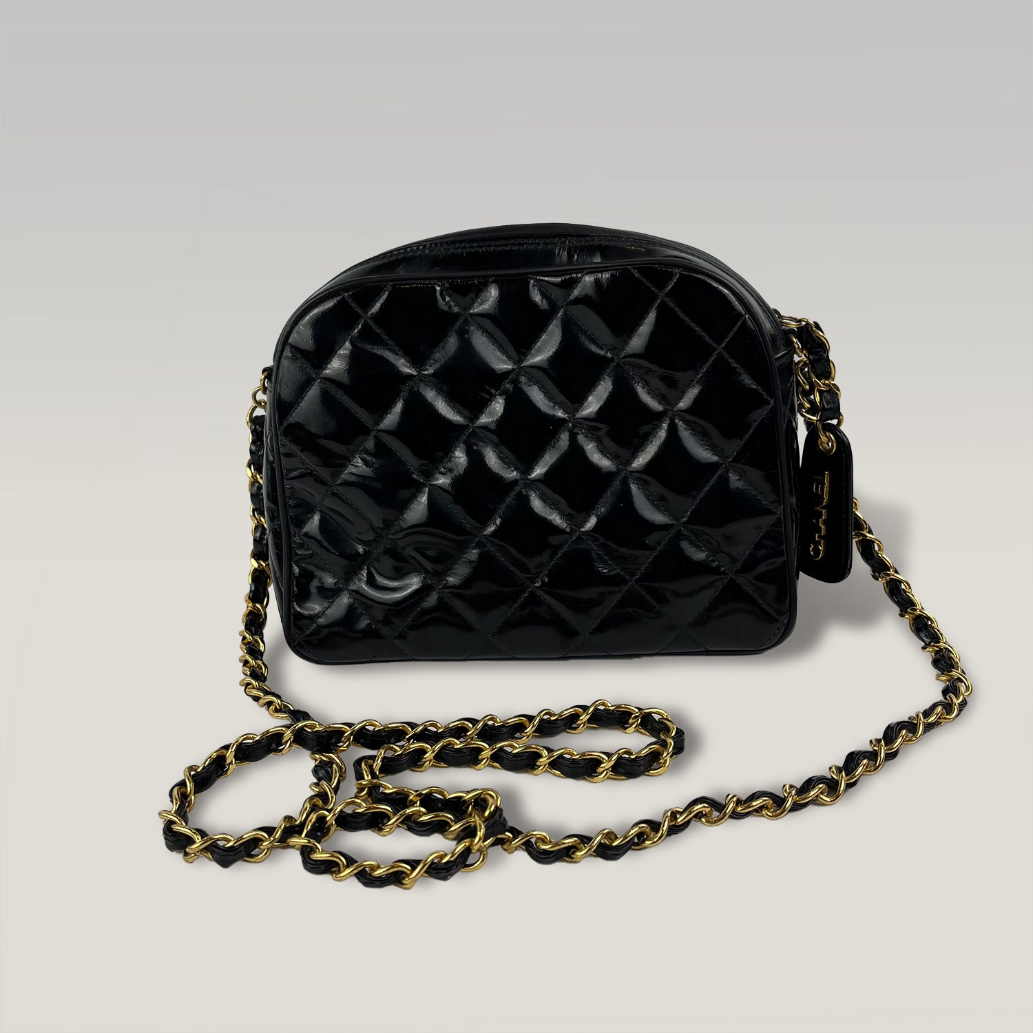 Chanel Vintage Timeless Camera Bag 20 in Pelle Verniciata Trapuntata Nera con Catena Dorata – Borsa a Spalla Donna
