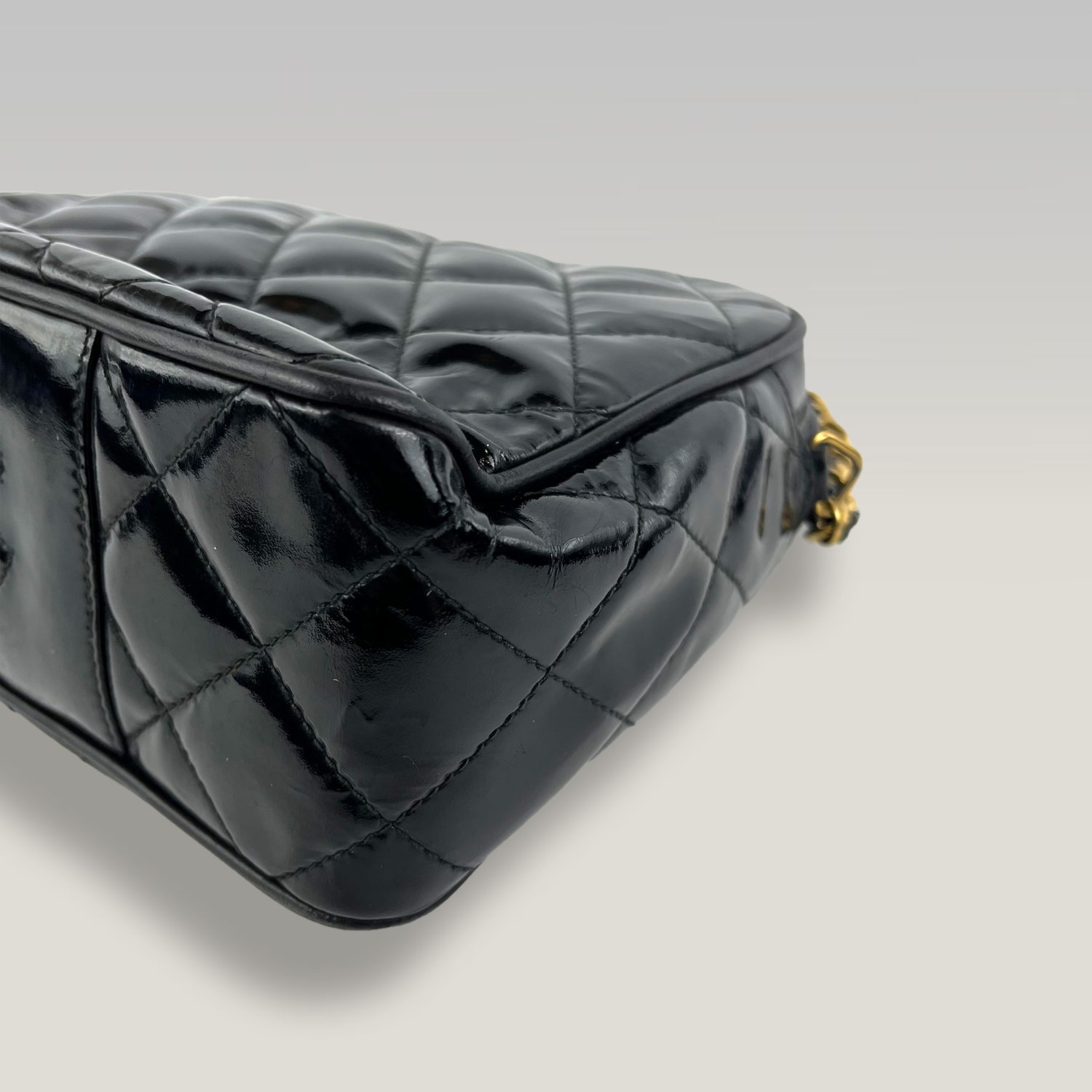 Chanel Vintage Timeless Camera Bag 20 in Pelle Verniciata Trapuntata Nera con Catena Dorata – Borsa a Spalla Donna