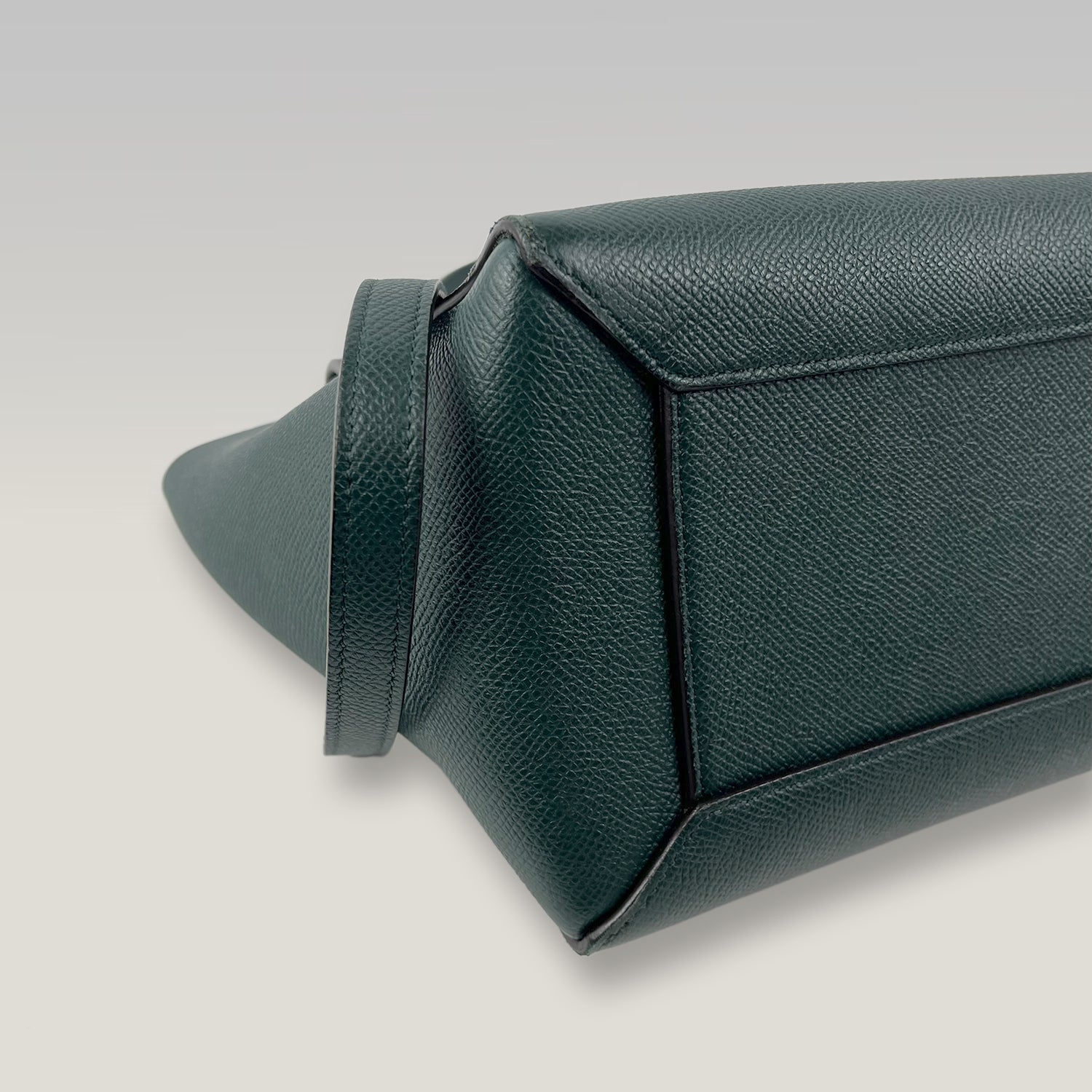 Celine Belt Bag Micro in Pelle Martellata Verde con Tracolla