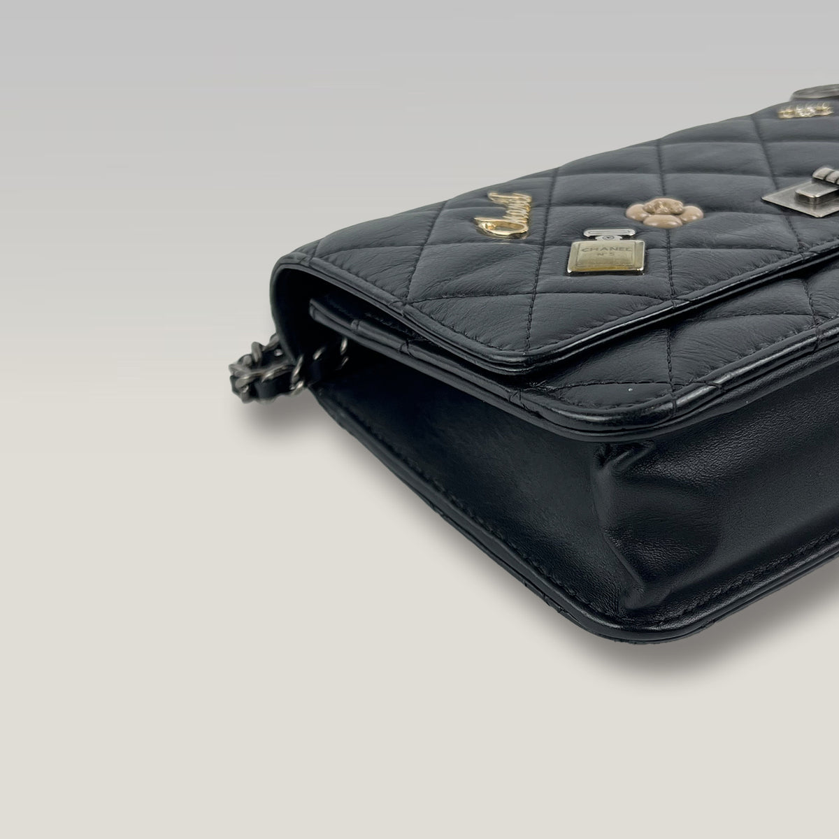 CHANEL WOC 2.55 Nera in Pelle di Agnello Trapuntata con Charm e Catena – Senza Card
