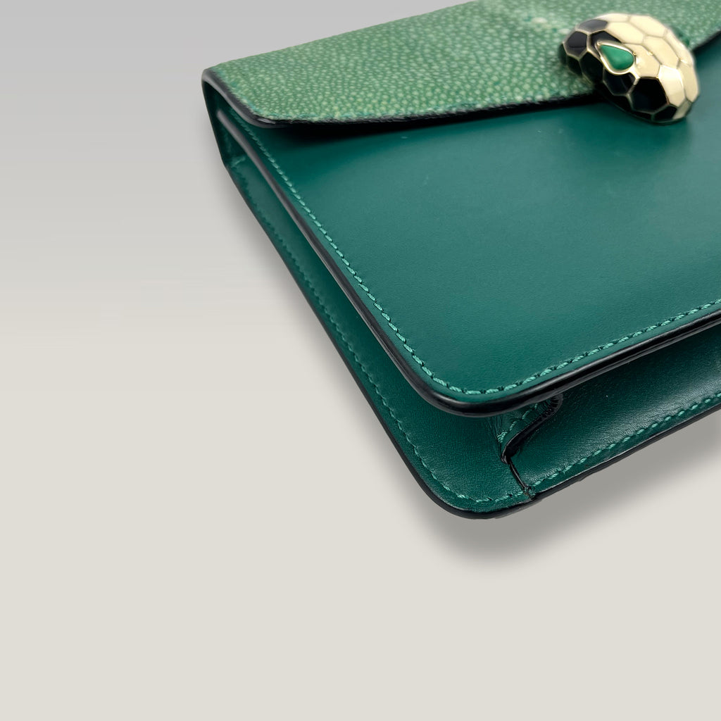 Bvlgari Serpenti Forever Pochette Verde in Pelle con Chiusura Testa di Serpente