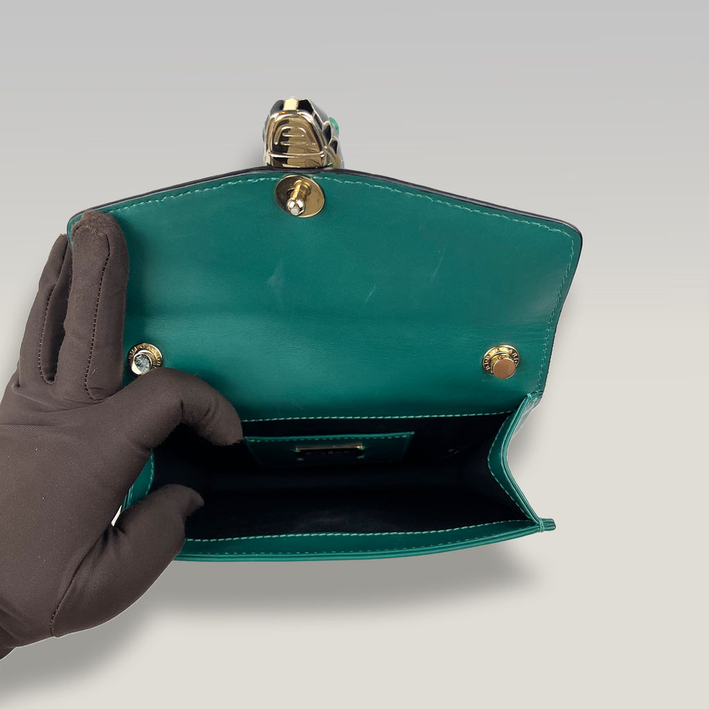 Bvlgari Serpenti Forever Pochette Verde in Pelle con Chiusura Testa di Serpente
