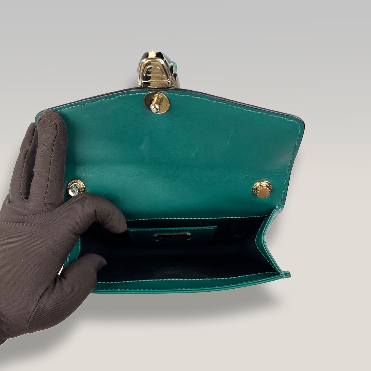 Bvlgari Serpenti Forever Pochette Verde in Pelle con Chiusura Testa di Serpente