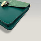 Bvlgari Serpenti Forever Pochette Verde in Pelle con Chiusura Testa di Serpente