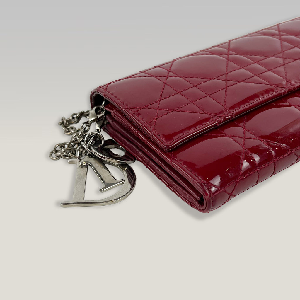 Dior Lady Dior borsa rossa in vernice con trapuntatura Cannage e catena argento
