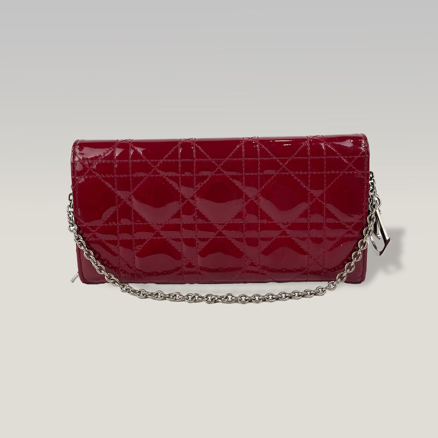 Dior Lady Dior borsa rossa in vernice con trapuntatura Cannage e catena argento