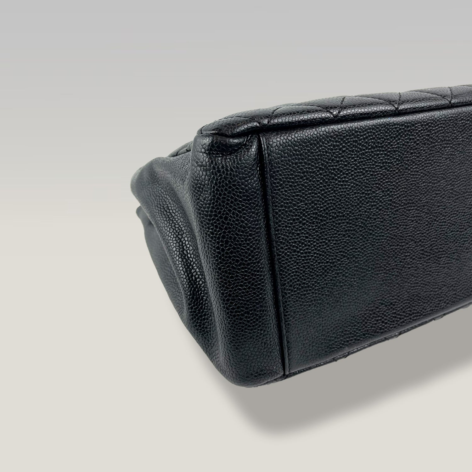 Chanel Grand Shopping Tote GST in Pelle Nera Trapuntata con Logo CC e Catena Dorata