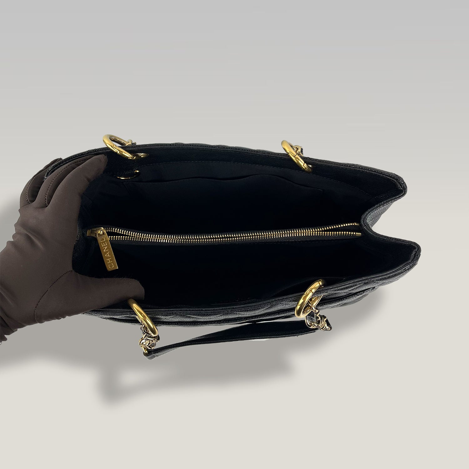 Chanel Grand Shopping Tote GST in Pelle Nera Trapuntata con Logo CC e Catena Dorata