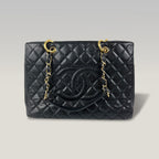 Chanel Grand Shopping Tote GST in Pelle Nera Trapuntata con Logo CC e Catena Dorata