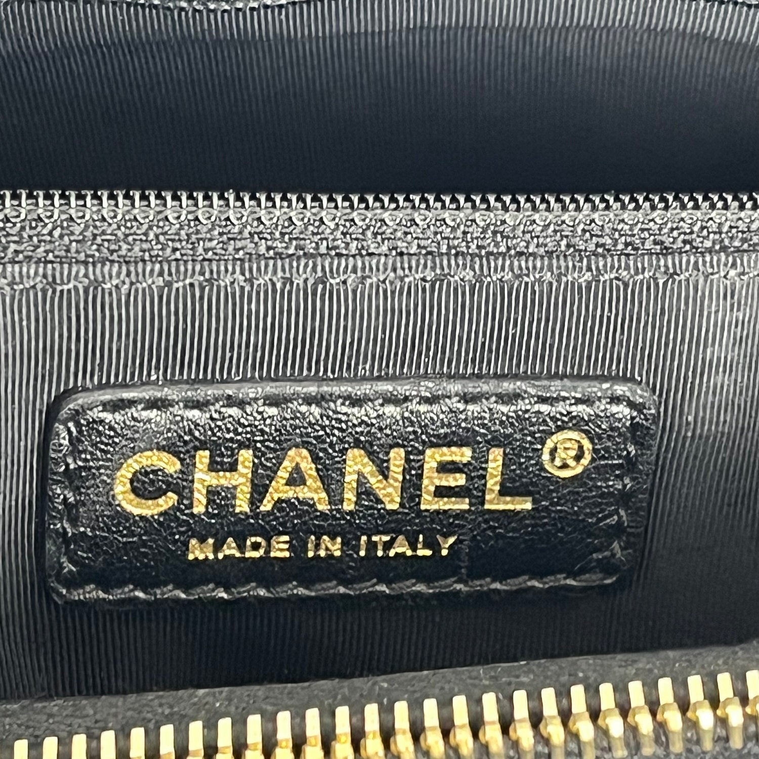 Chanel Grand Shopping Tote GST in Pelle Nera Trapuntata con Logo CC e Catena Dorata