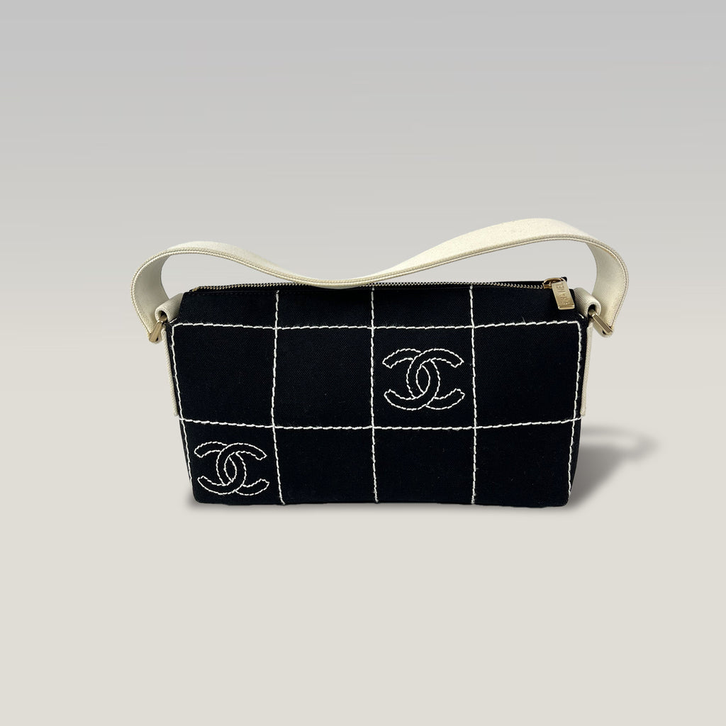 Chanel Chocolate Bar Borsa a Spalla in Tela Nera con Logo CC Ricamato