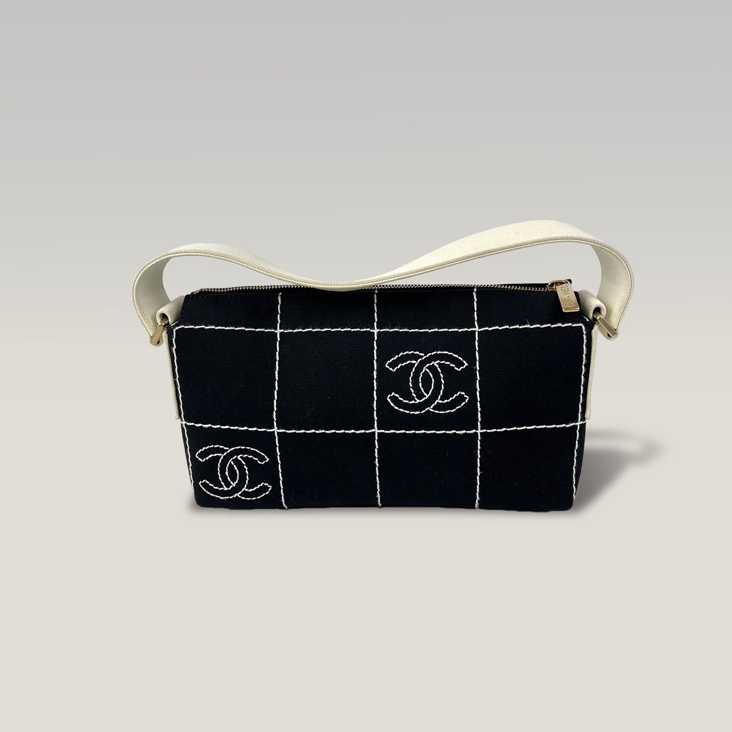 Chanel Chocolate Bar Borsa a Spalla in Tela Nera con Logo CC Ricamato