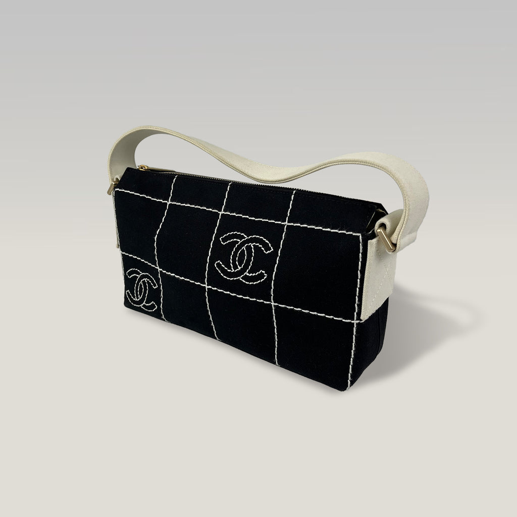 Chanel Chocolate Bar Borsa a Spalla in Tela Nera con Logo CC Ricamato