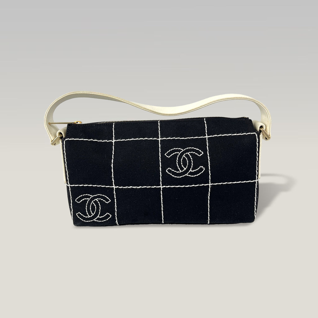 Chanel Chocolate Bar Borsa a Spalla in Tela Nera con Logo CC Ricamato