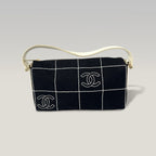 Chanel Chocolate Bar Borsa a Spalla in Tela Nera con Logo CC Ricamato