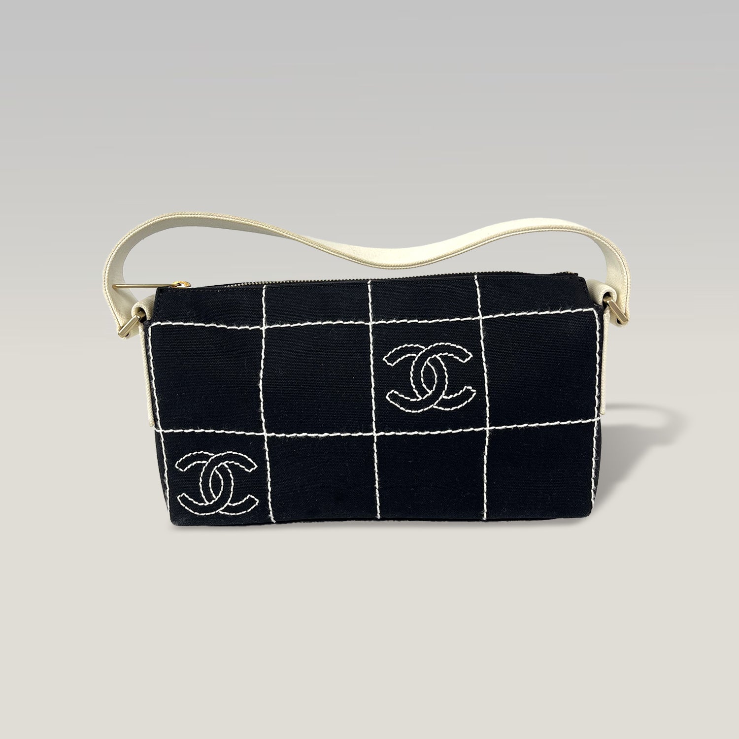 Chanel Chocolate Bar Borsa a Spalla in Tela Nera con Logo CC Ricamato