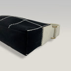 Chanel Chocolate Bar Borsa a Spalla in Tela Nera con Logo CC Ricamato