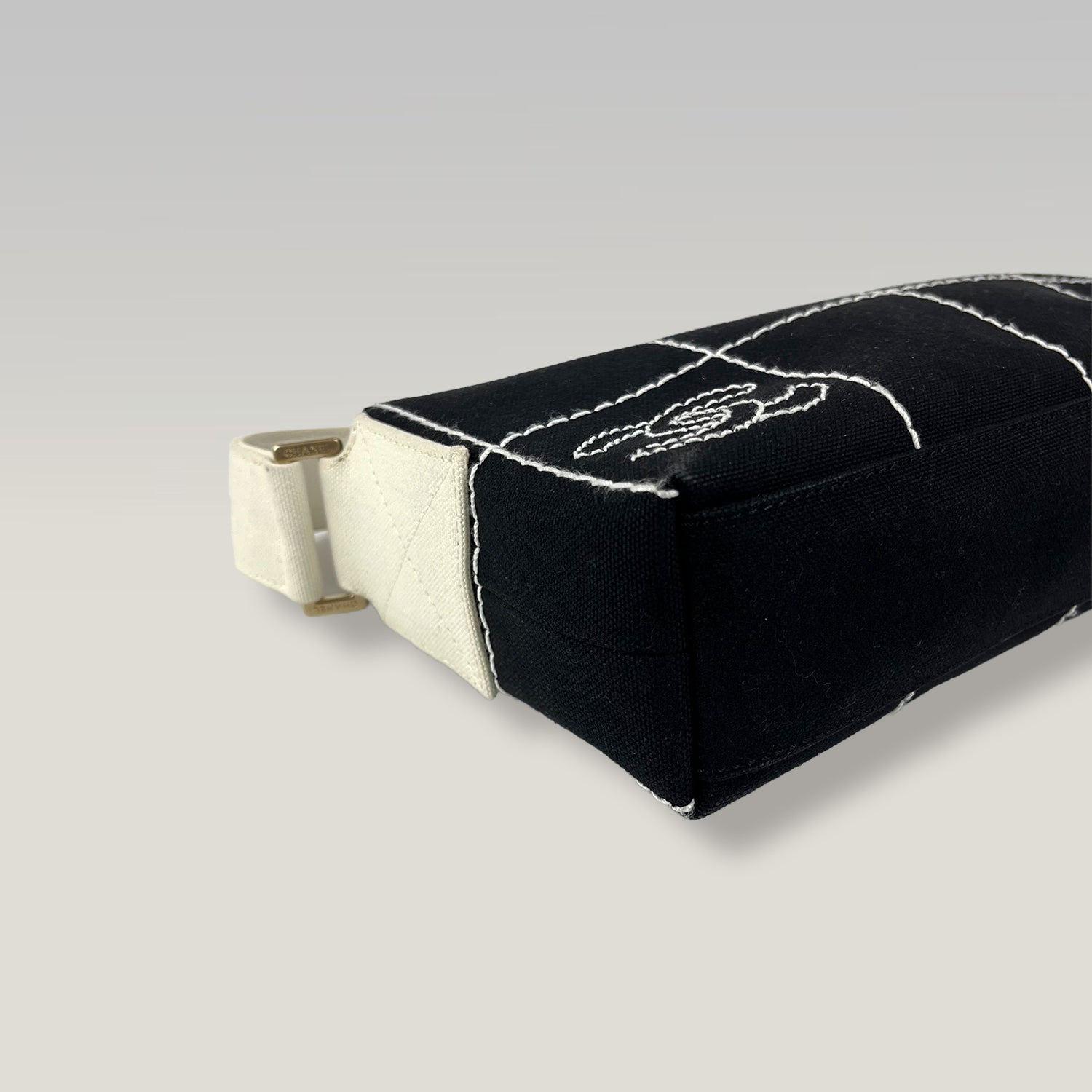 Chanel Chocolate Bar Borsa a Spalla in Tela Nera con Logo CC Ricamato