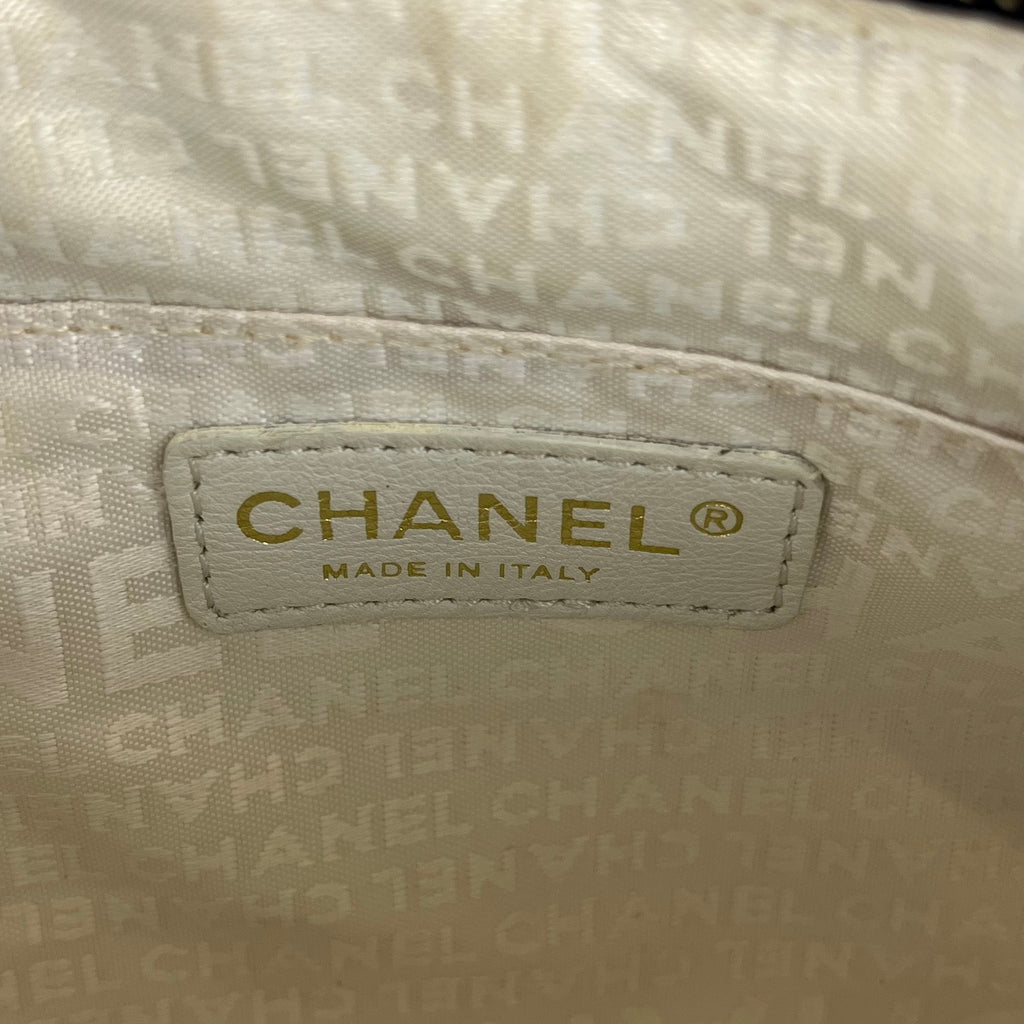 Chanel Chocolate Bar Borsa a Spalla in Tela Nera con Logo CC Ricamato