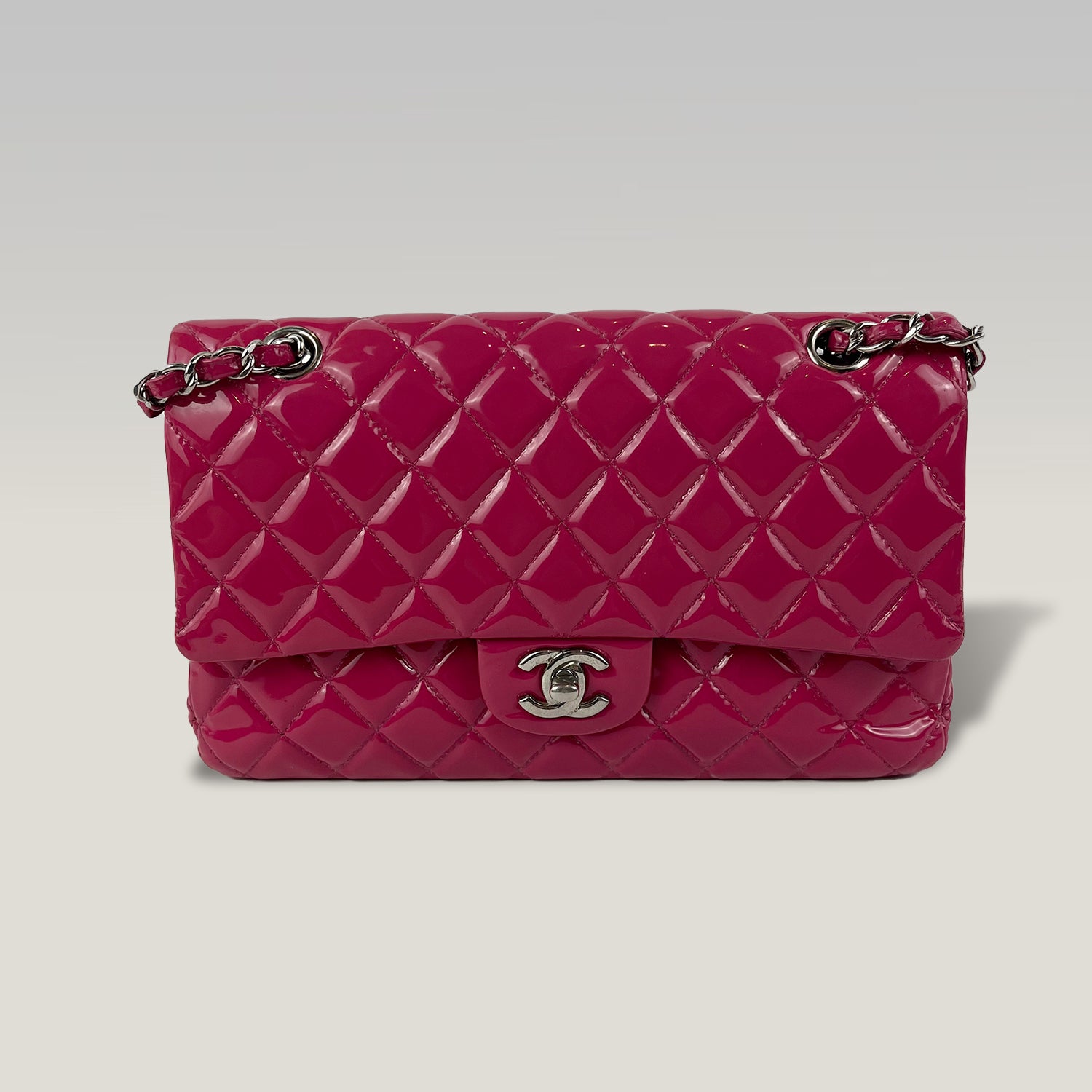 Chanel Borsa a Spalla Matelassé in Pelle Verniciata Rosa con Catena Argentata