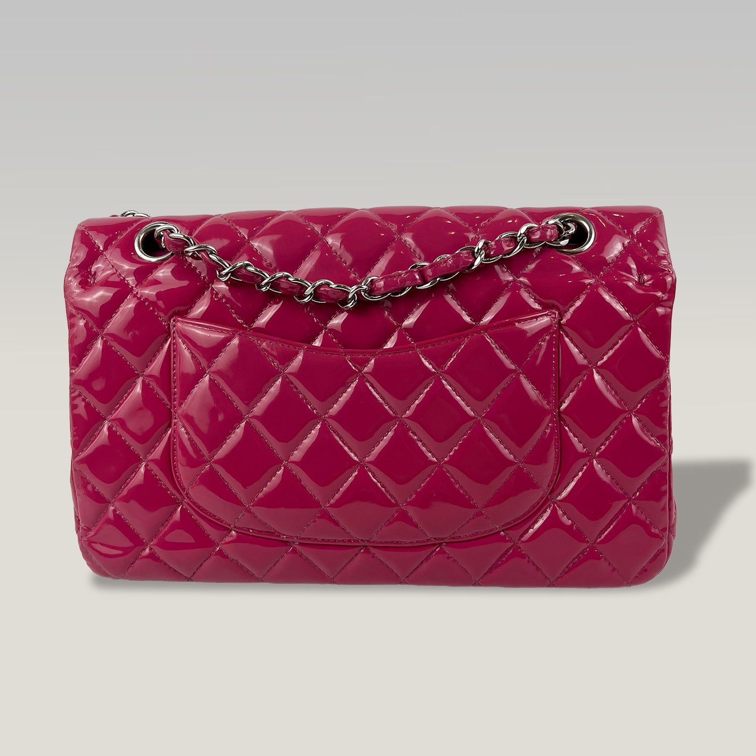 Chanel Borsa a Spalla Matelassé in Pelle Verniciata Rosa con Catena Argentata