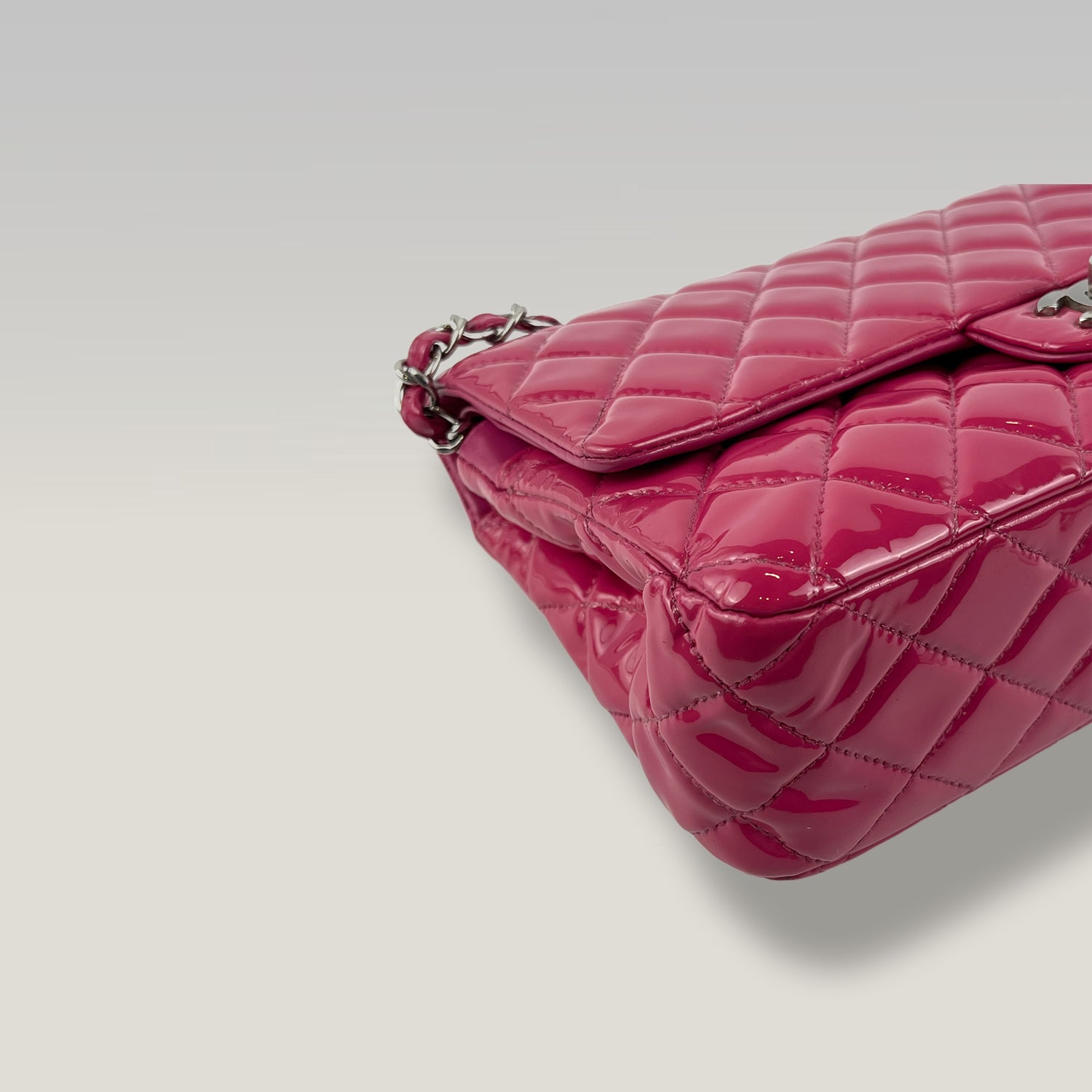 Chanel Borsa a Spalla Matelassé in Pelle Verniciata Rosa con Catena Argentata