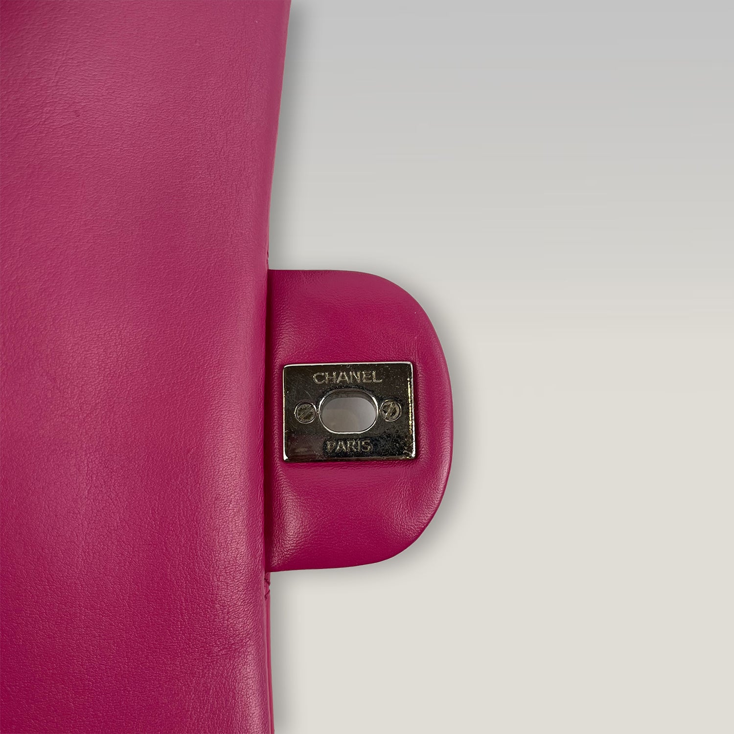 Chanel Borsa a Spalla Matelassé in Pelle Verniciata Rosa con Catena Argentata