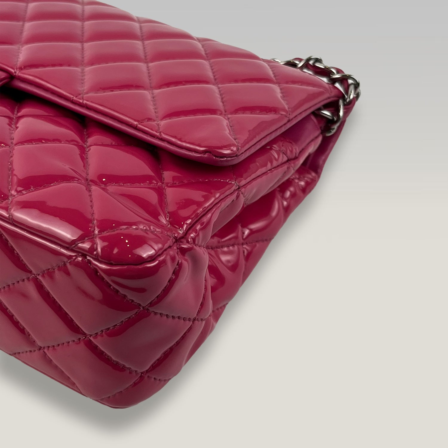Chanel Borsa a Spalla Matelassé in Pelle Verniciata Rosa con Catena Argentata