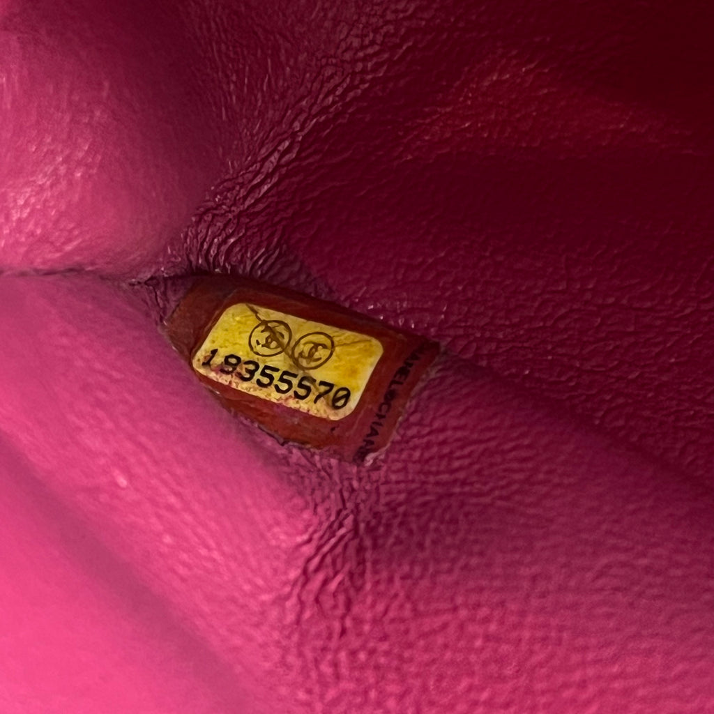 Chanel Borsa a Spalla Matelassé in Pelle Verniciata Rosa con Catena Argentata