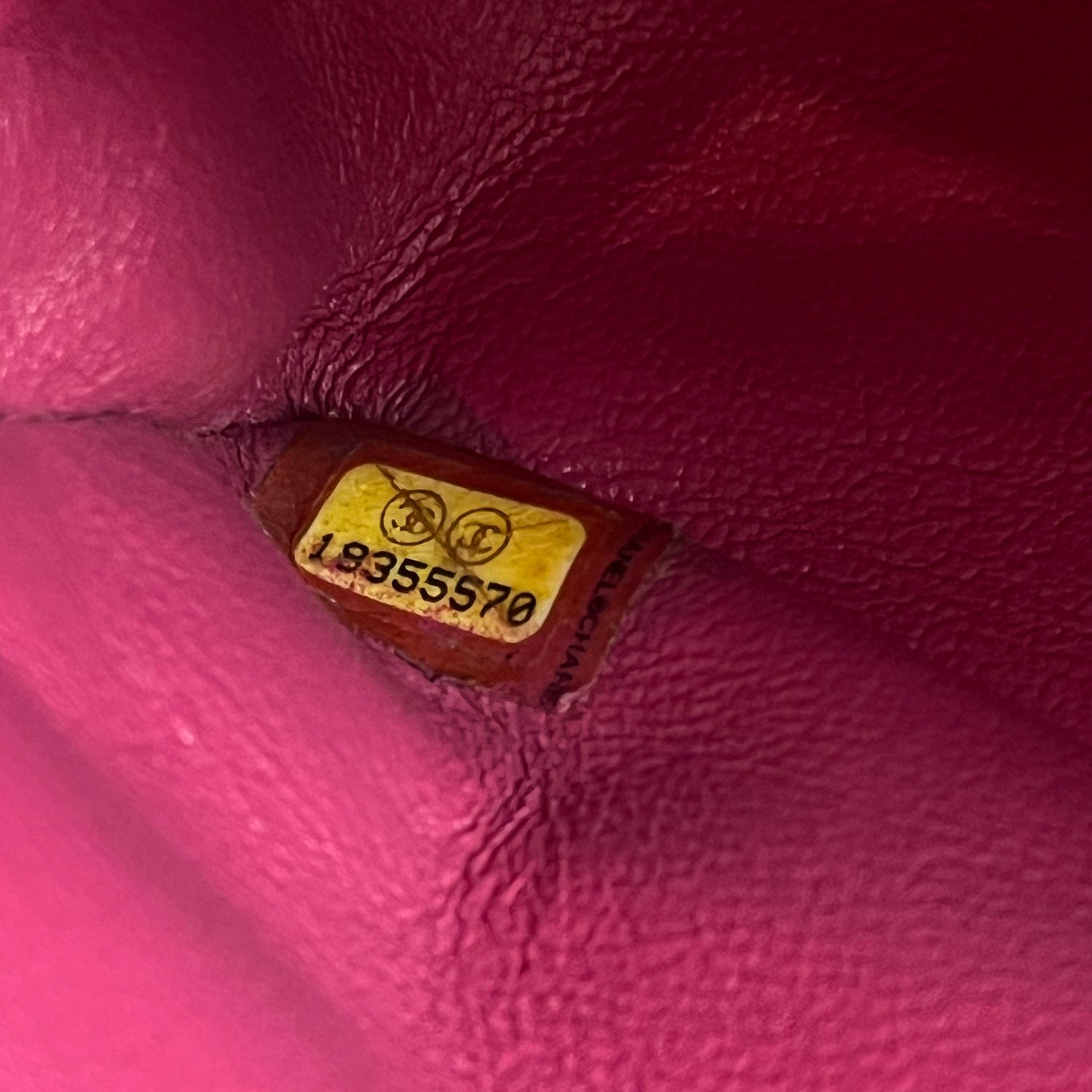 Chanel Borsa a Spalla Matelassé in Pelle Verniciata Rosa con Catena Argentata