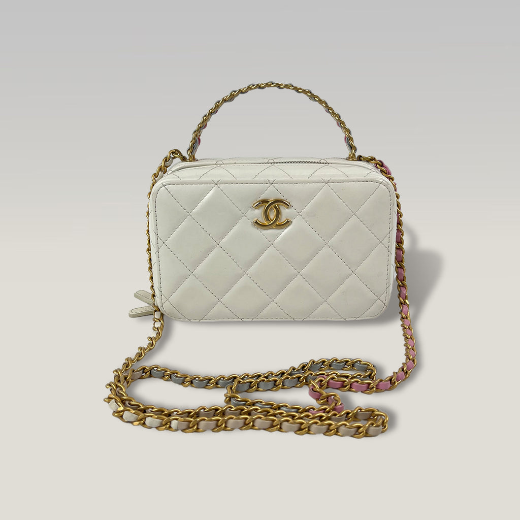 Chanel Vanity Case Mini in Pelle Bianca Trapuntata con Logo CC e Catena Dorata – Borsa a Mano e a Tracolla