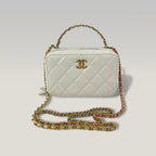 Chanel Vanity Case Mini in Pelle Bianca Trapuntata con Logo CC e Catena Dorata – Borsa a Mano e a Tracolla
