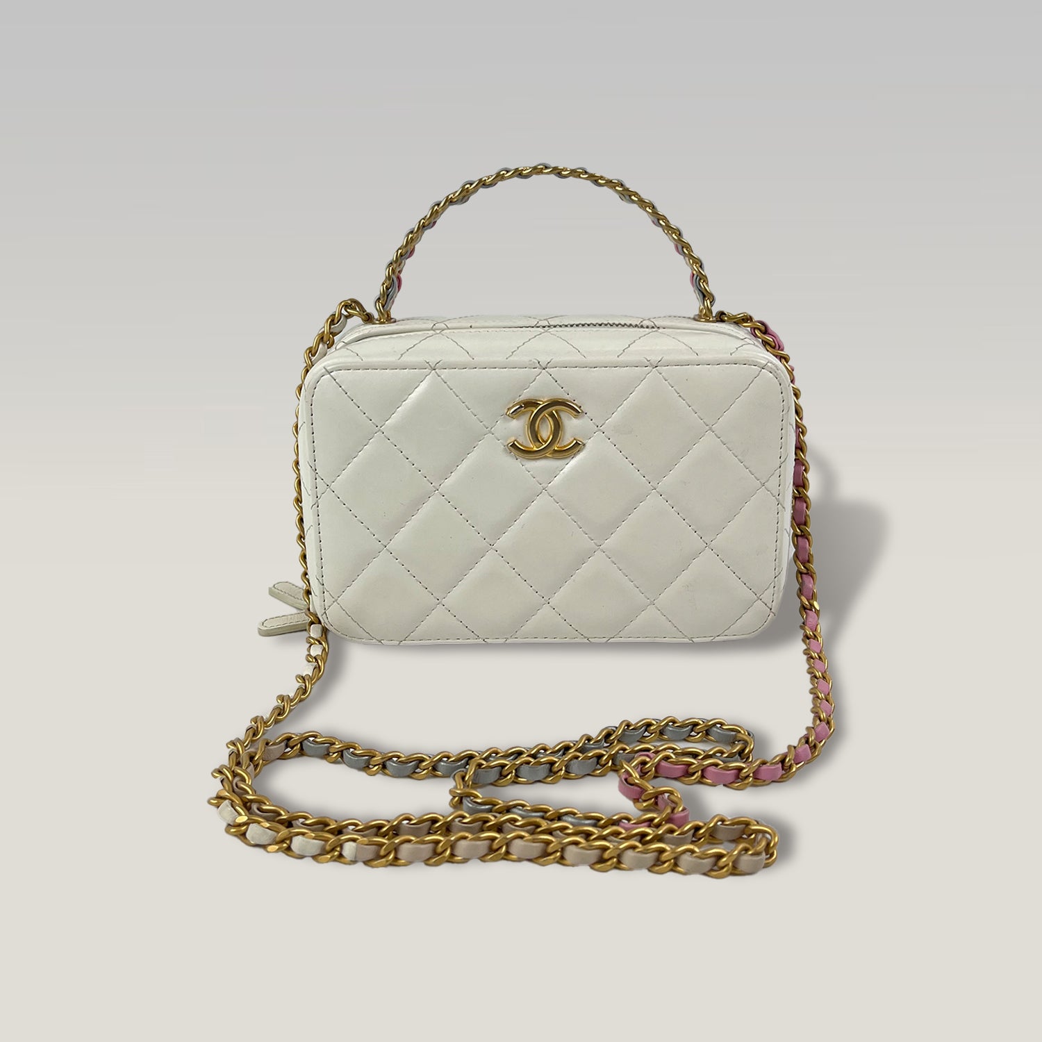 Chanel Vanity Case Mini in Pelle Bianca Trapuntata con Logo CC e Catena Dorata – Borsa a Mano e a Tracolla