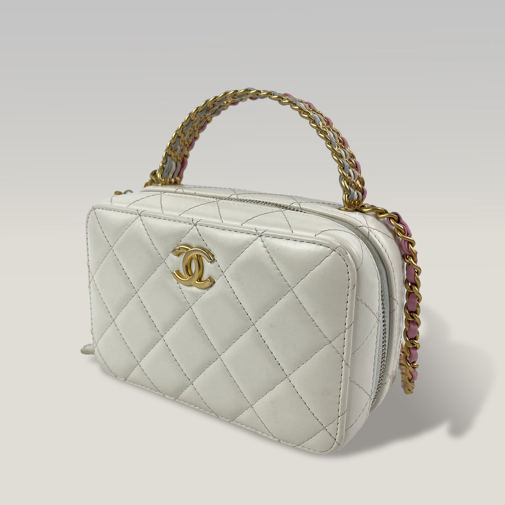 Chanel Vanity Case Mini in Pelle Bianca Trapuntata con Logo CC e Catena Dorata – Borsa a Mano e a Tracolla