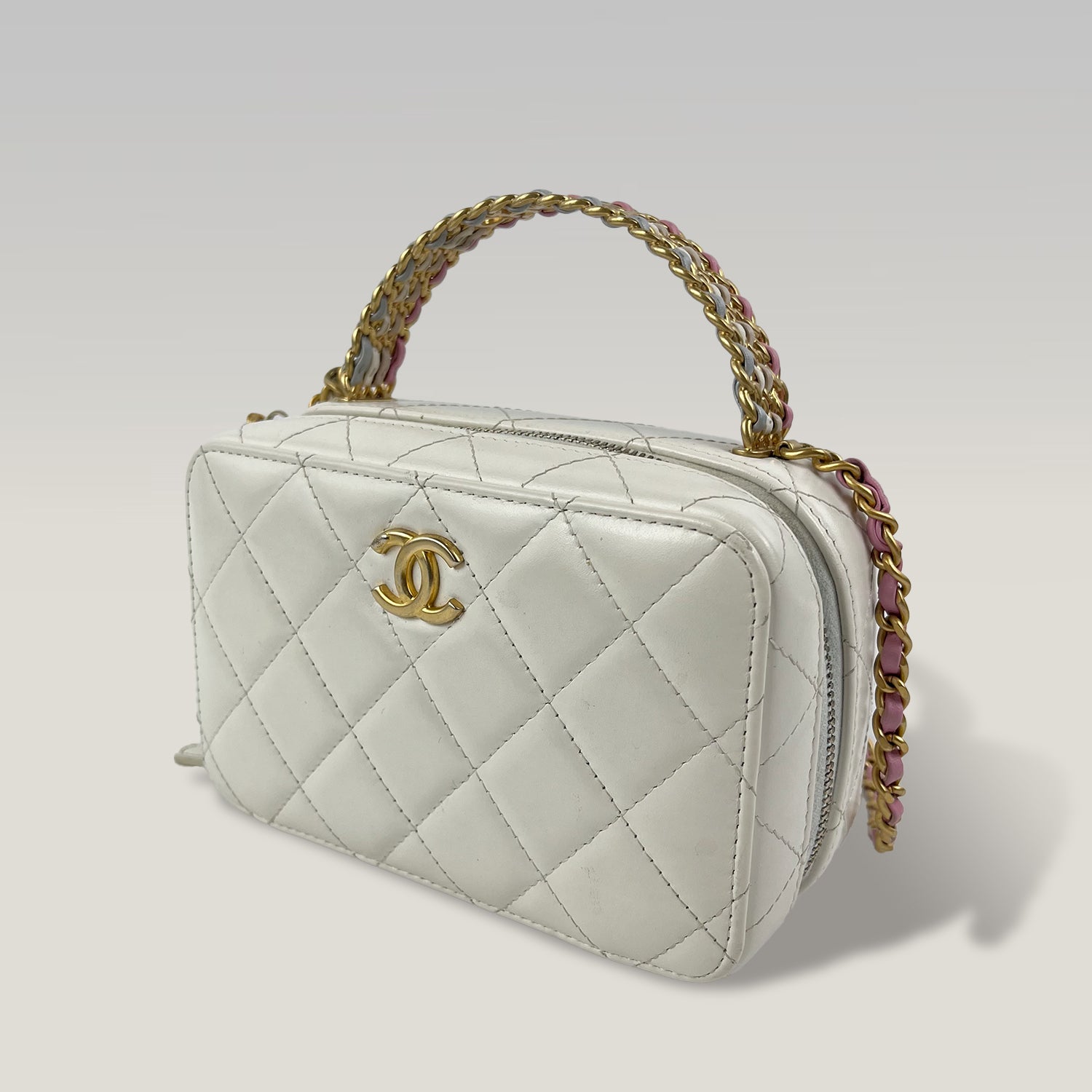 Chanel Vanity Case Mini in Pelle Bianca Trapuntata con Logo CC e Catena Dorata – Borsa a Mano e a Tracolla