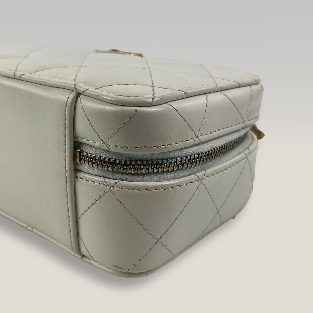 Chanel Vanity Case Mini in Pelle Bianca Trapuntata con Logo CC e Catena Dorata – Borsa a Mano e a Tracolla