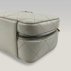 Chanel Vanity Case Mini in Pelle Bianca Trapuntata con Logo CC e Catena Dorata – Borsa a Mano e a Tracolla