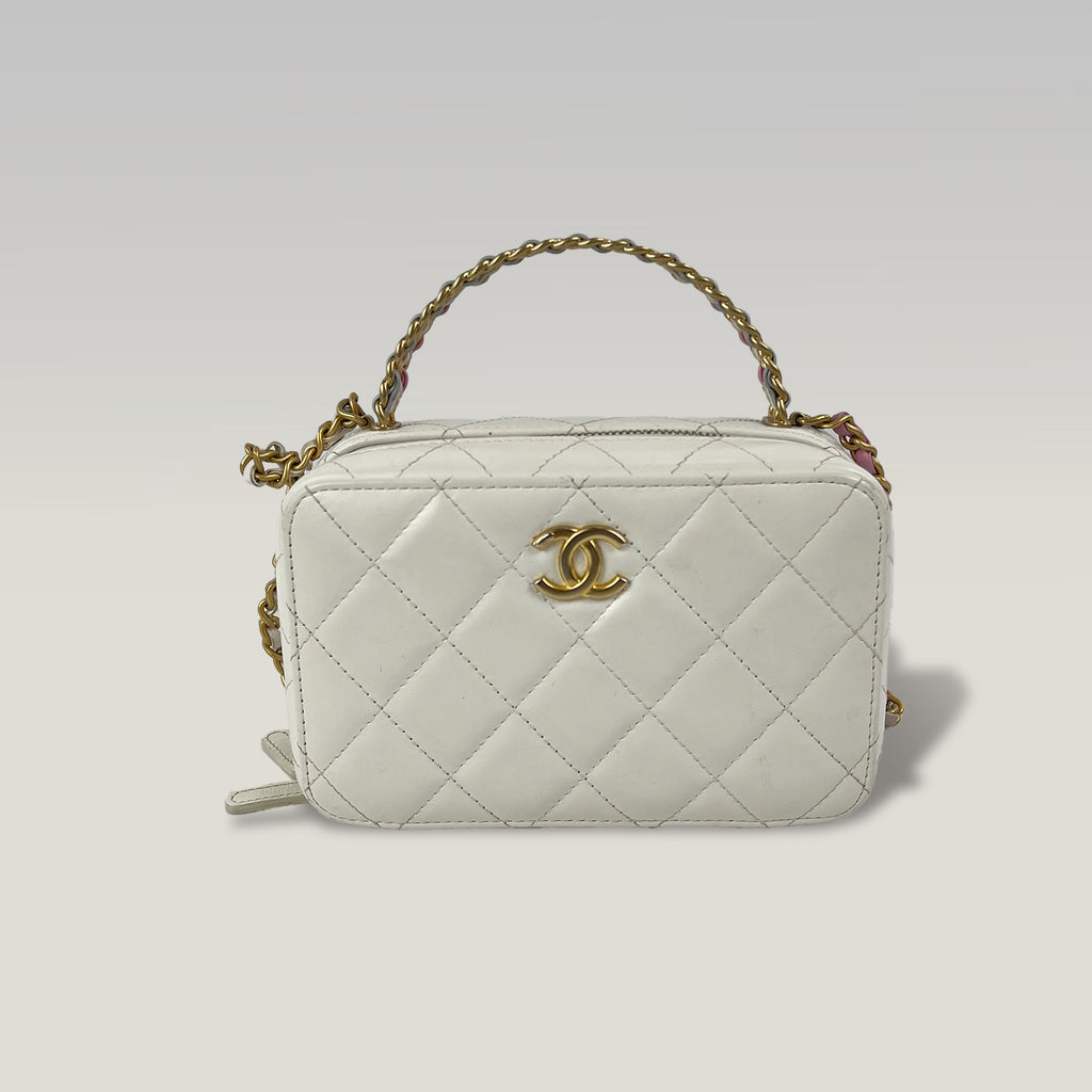 Chanel Vanity Case Mini in Pelle Bianca Trapuntata con Logo CC e Catena Dorata – Borsa a Mano e a Tracolla