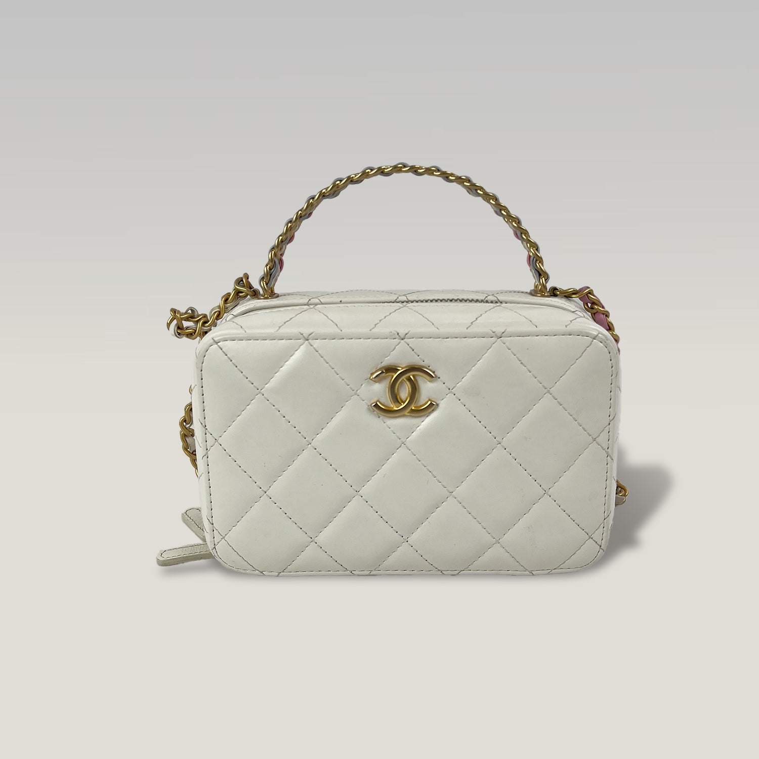 Chanel Vanity Case Mini in Pelle Bianca Trapuntata con Logo CC e Catena Dorata – Borsa a Mano e a Tracolla