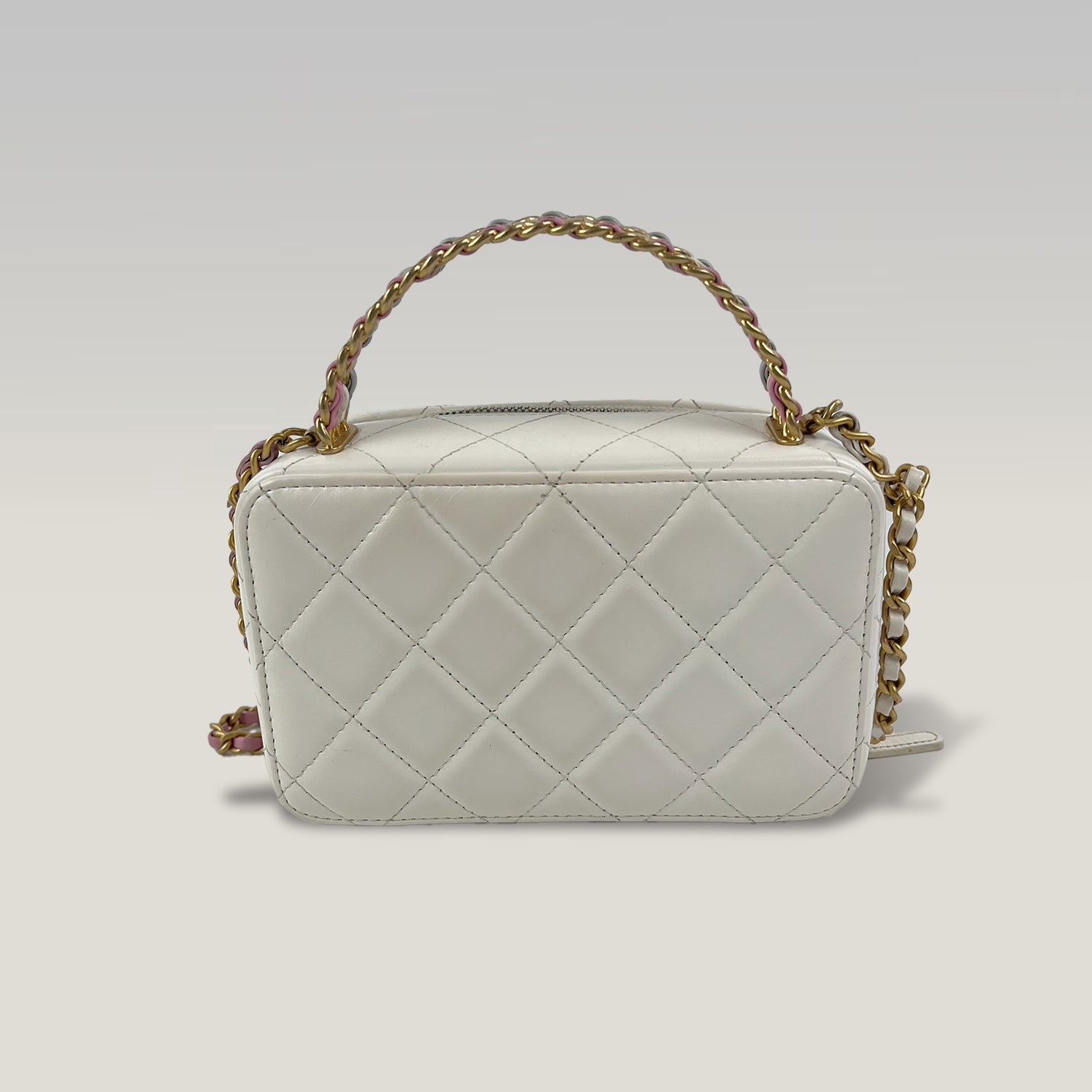 Chanel Vanity Case Mini in Pelle Bianca Trapuntata con Logo CC e Catena Dorata – Borsa a Mano e a Tracolla