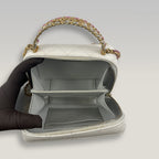 Chanel Vanity Case Mini in Pelle Bianca Trapuntata con Logo CC e Catena Dorata – Borsa a Mano e a Tracolla