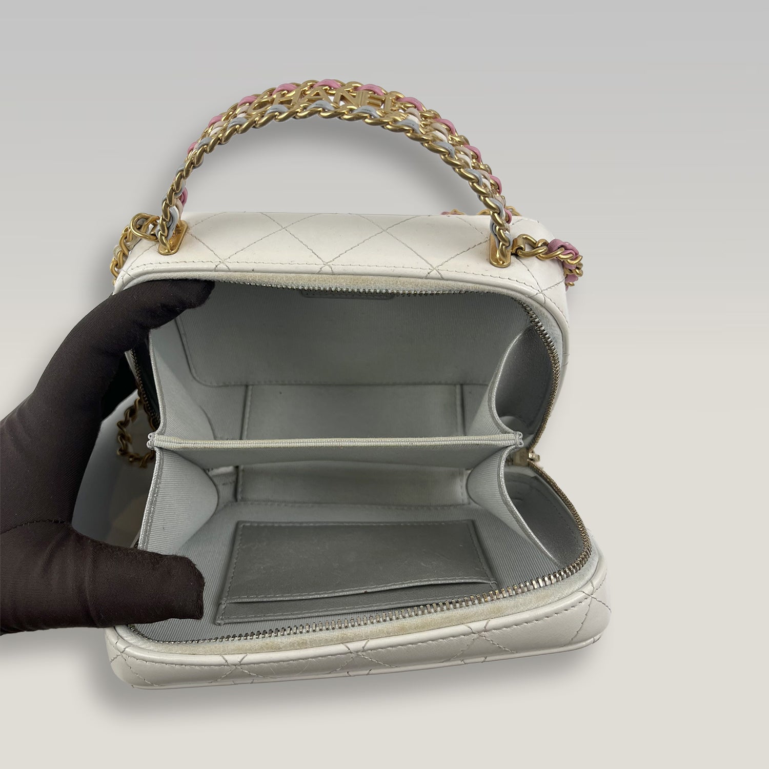 Chanel Vanity Case Mini in Pelle Bianca Trapuntata con Logo CC e Catena Dorata – Borsa a Mano e a Tracolla